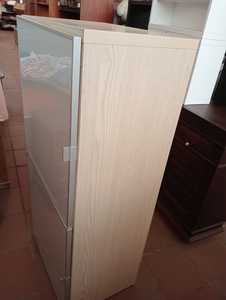 Sapateira em madeira com portas