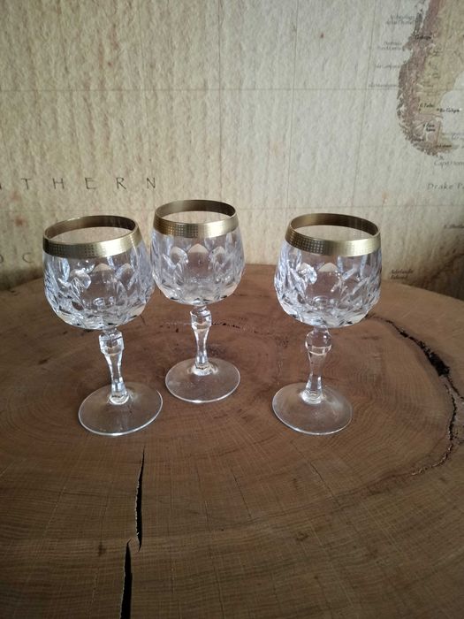 3 kryształowe kieliszki ze złoconym rantem