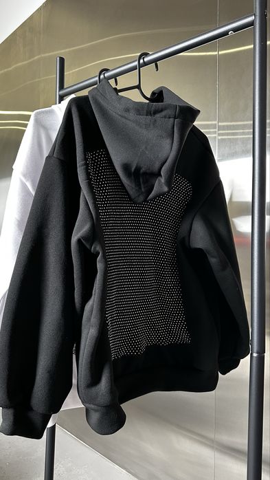 Жіноче худі з відкритою спиною та сіткою зі стразами