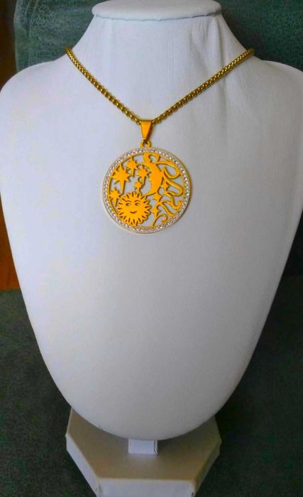 Colar Aço Dourado Grosso e Medalha Brilhante c/ Sol e Lua NOVO