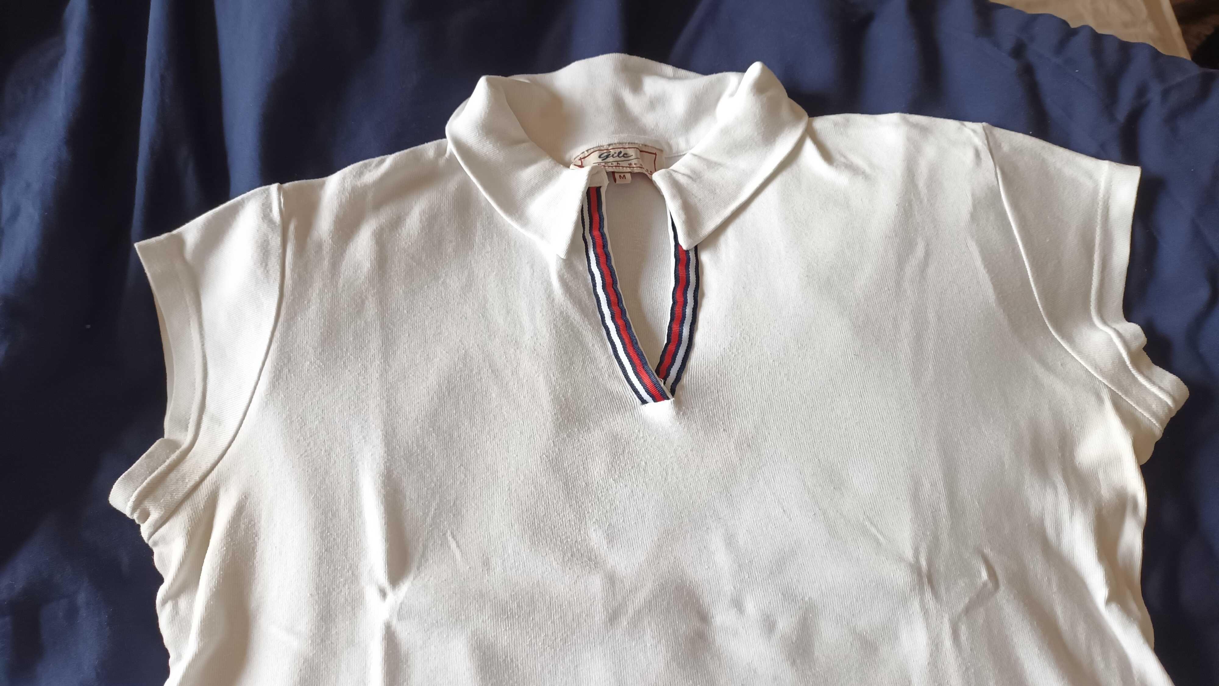 Polo em branco com risca azul