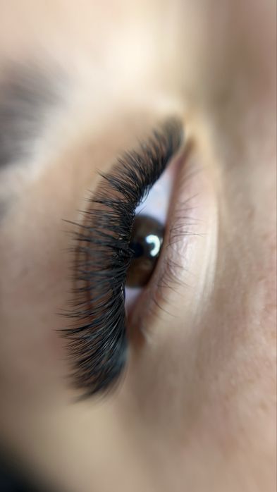 Нарощення та ламінування вій