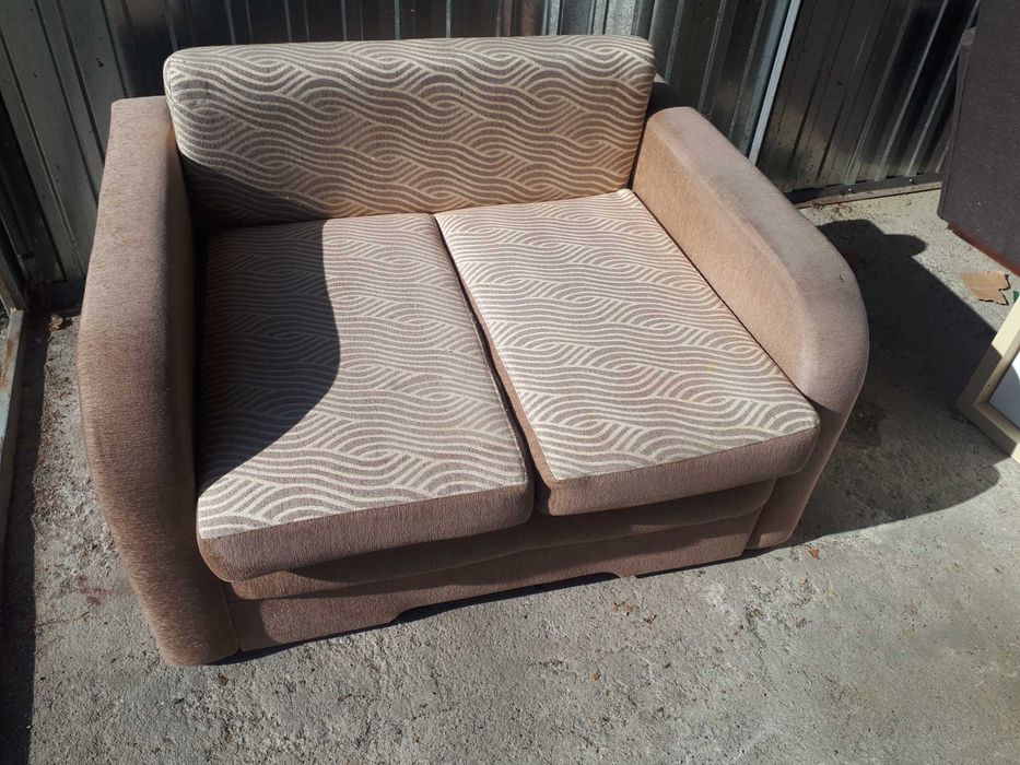 Kanapa dwuosobowa zadbana