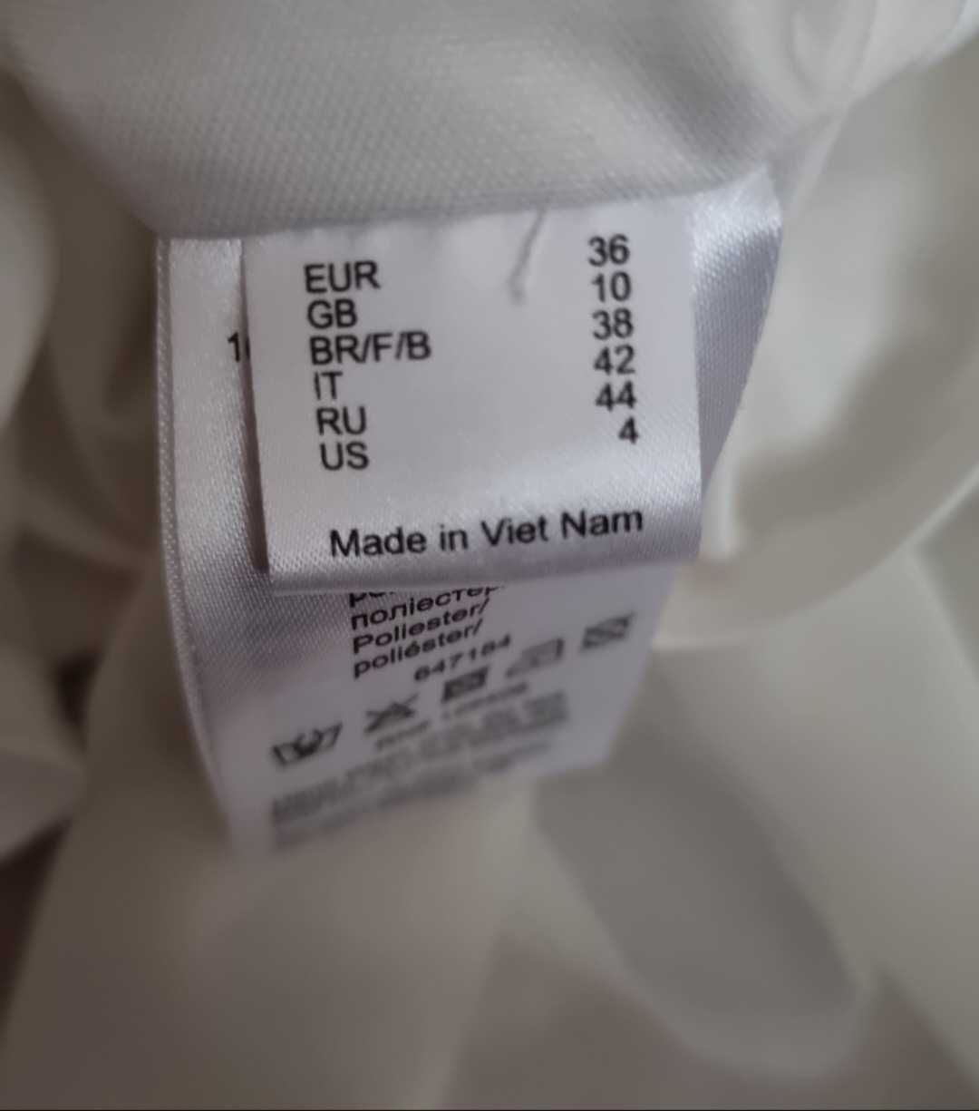Biała sukienka wyszywana z koralikami