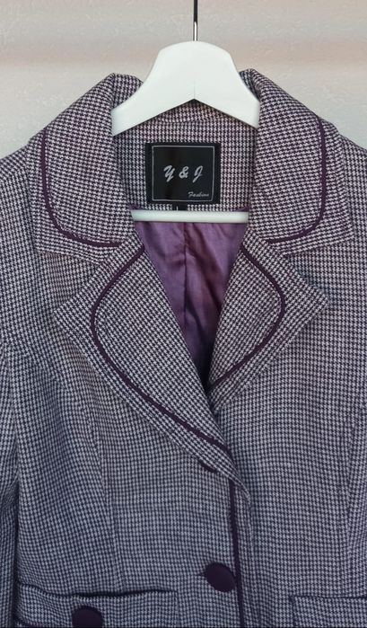 Casaco muito elegante tipo blazer, em branco e roxo/lilás - tamanho L