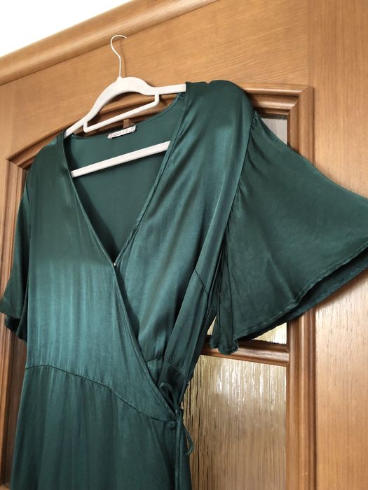 Kopertowa satynowa sukienka w kolorze butelkowej zieleni 100% wiskoza