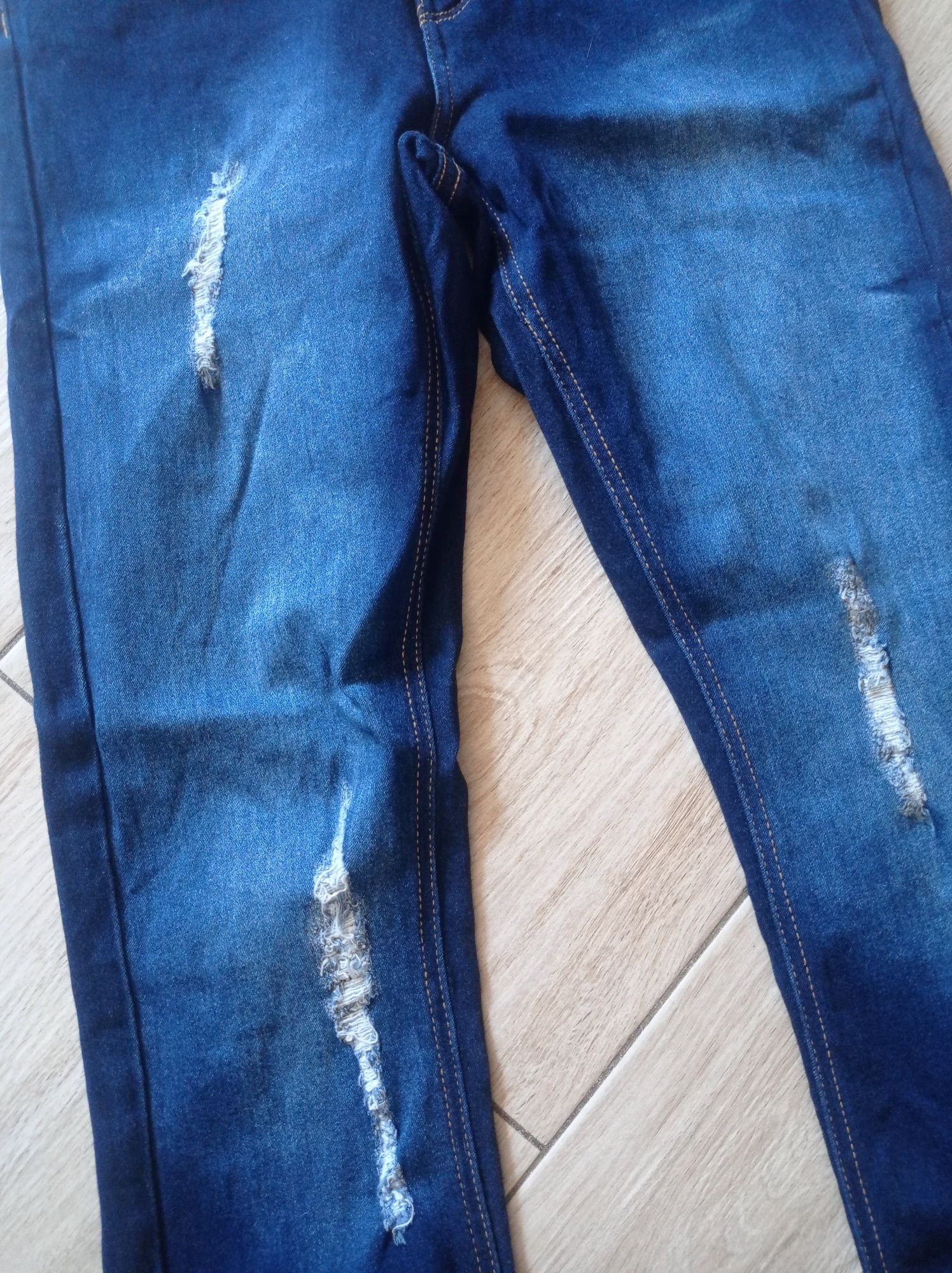 Spodnie jeansowe przecierane
