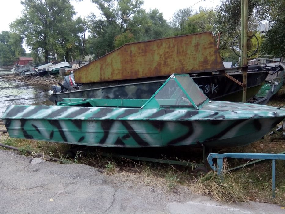 Лодка Крым  с мотором Mercury 20