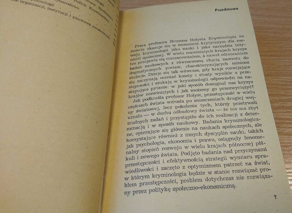Kryminologia na świecie / Brunon Hołyst  Biblioteka Problemów t. 255