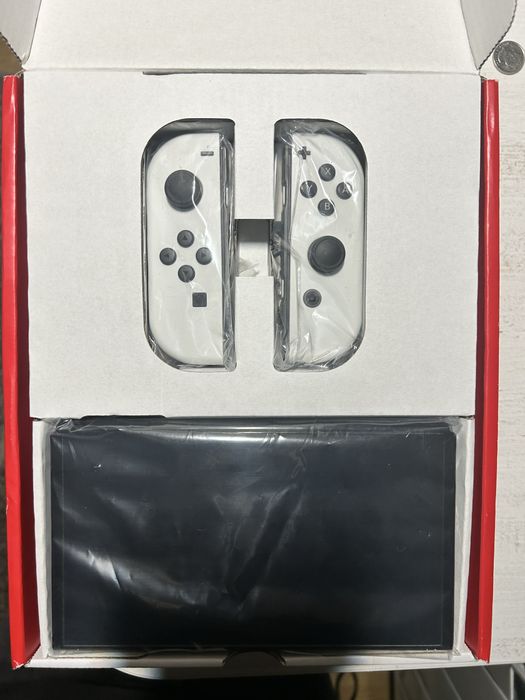 Nintendo Switch OLED + 3 игры и чехол