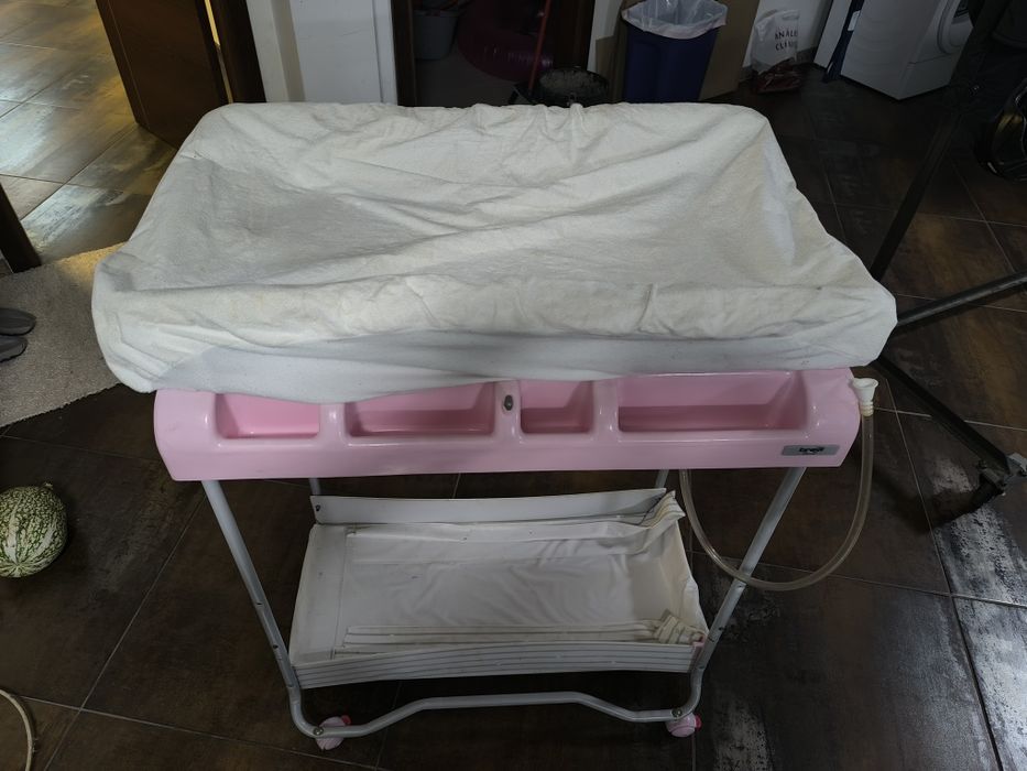 Banheira e muda fraldas para bebê