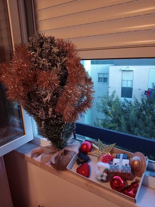 Árvore de Natal Pequena + Decorações