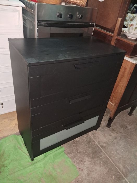 Comoda preta com tres gavetas