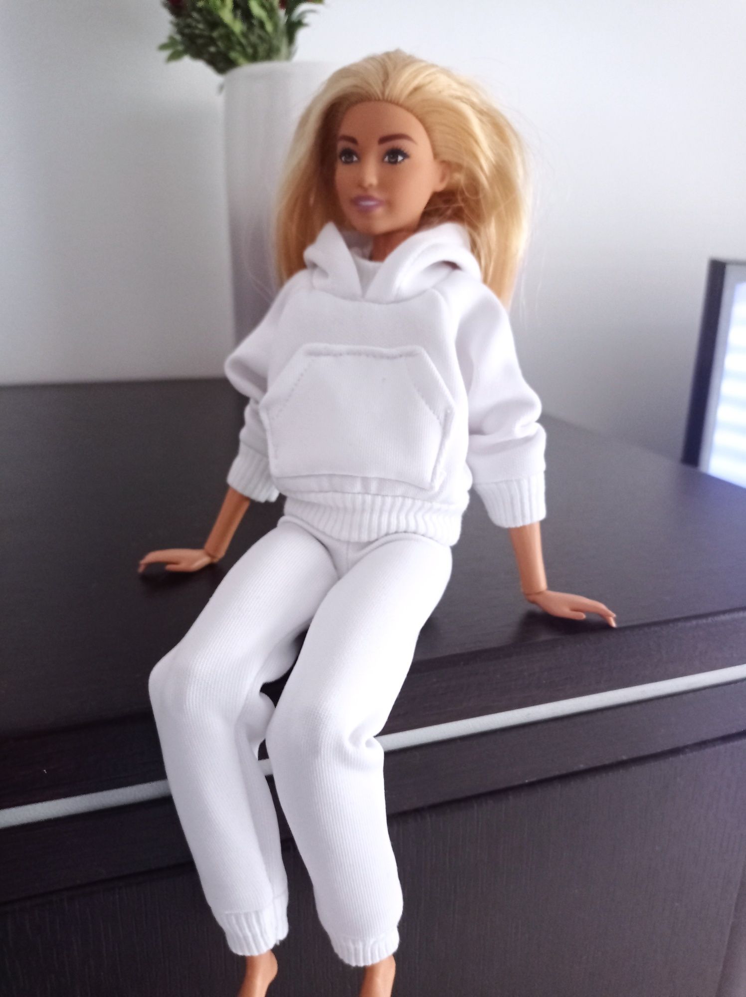 Biały dresik dla Barbie