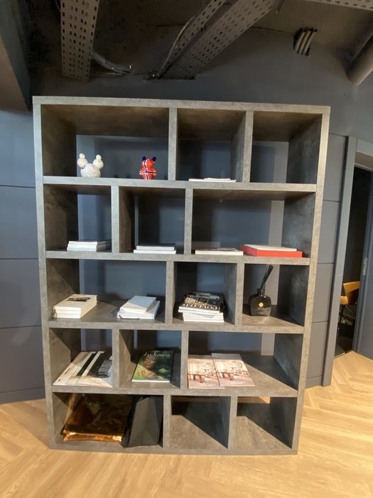 Estante com acabamento “CIMENTO”