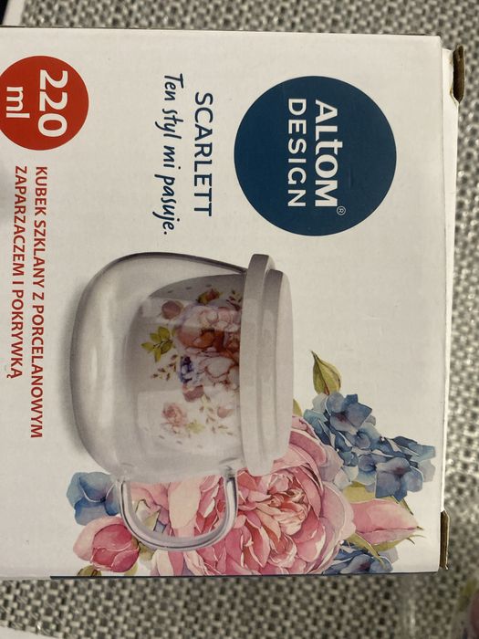 Kubek szklany z porcelanowym zaparzaczem i przykrywką