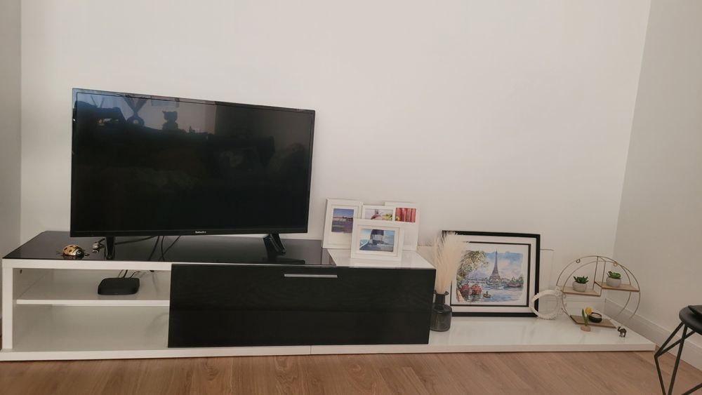 Movel tv sala - branco e preto