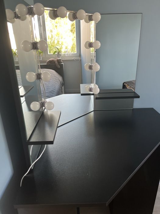 Elegancka toaletka narożna z lustrem i oświetleniem LED