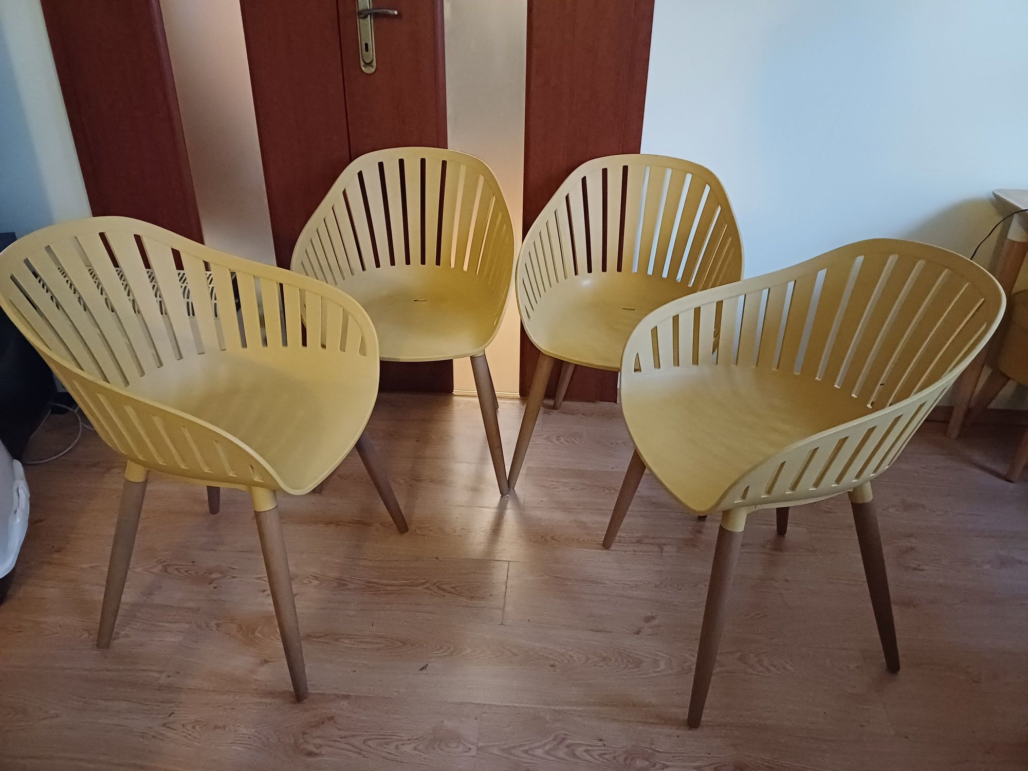 Krzesla skandynawskie musztardowe do jadalni