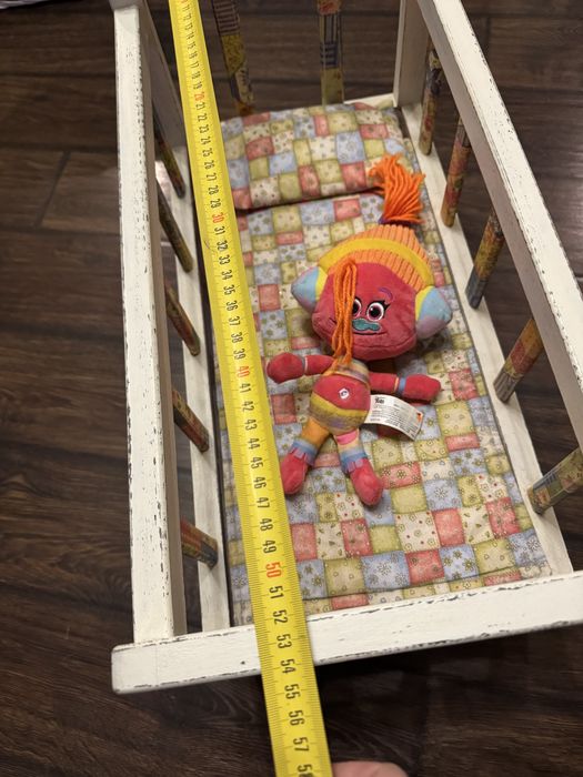 Деревʼяне ліжко для ляльки.