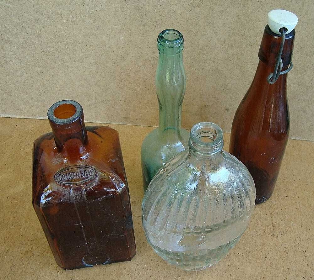 Старинные пивные бутылки, аптечные пузырьки, графины