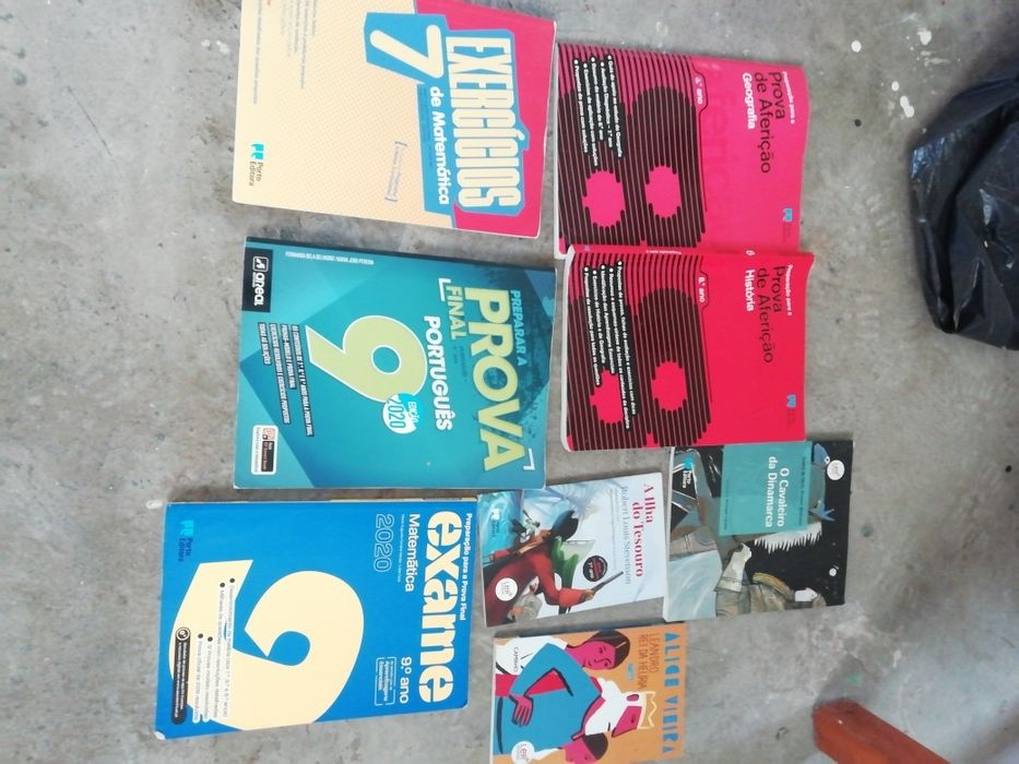 Conjunto de livros escolares