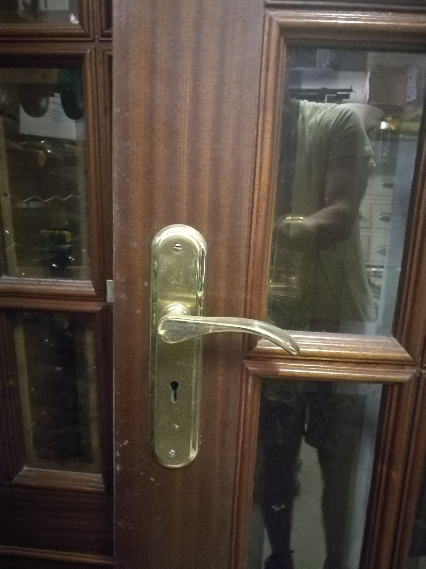 Porta de interior vidrada em mogno maciço de abertura à direita