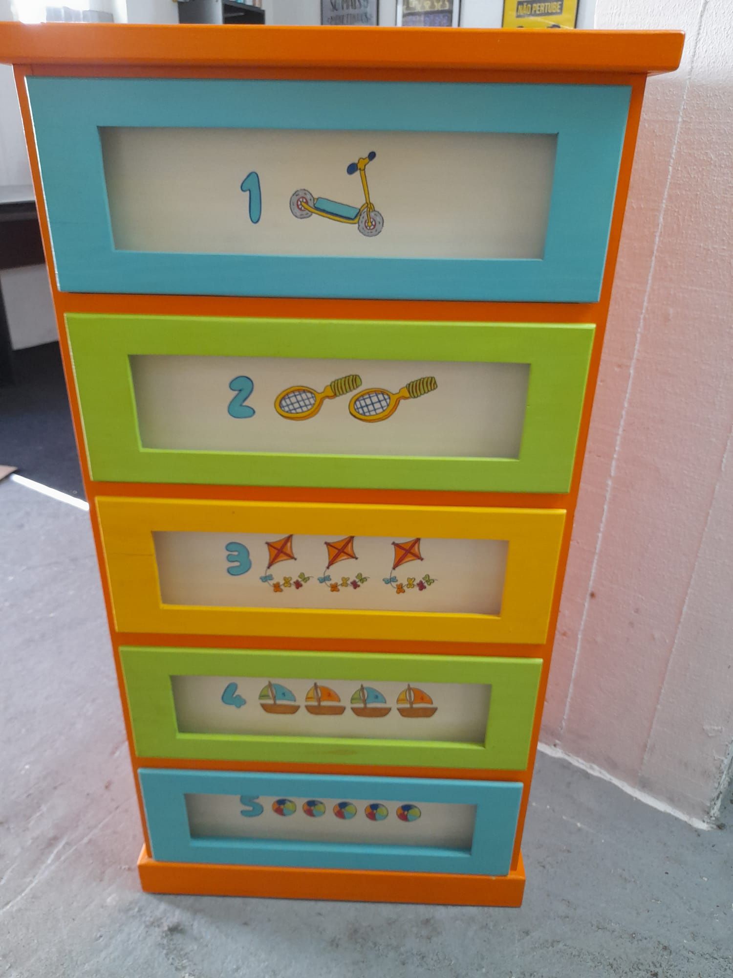 Móvel com gavetas pintado á mão