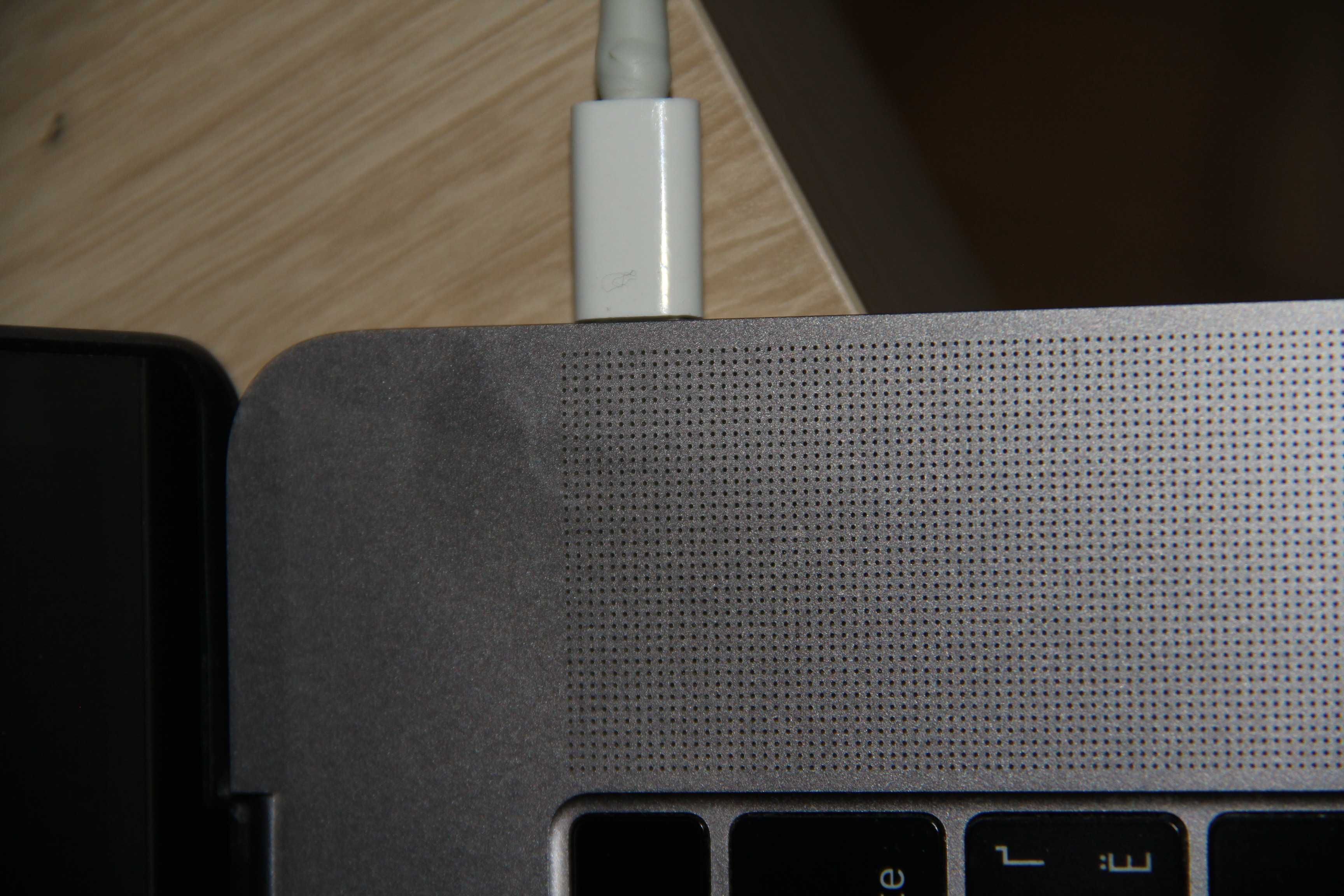 MacBookPro 15.4-inch Retina LED-backlit display with IPS; 2880 by 1800