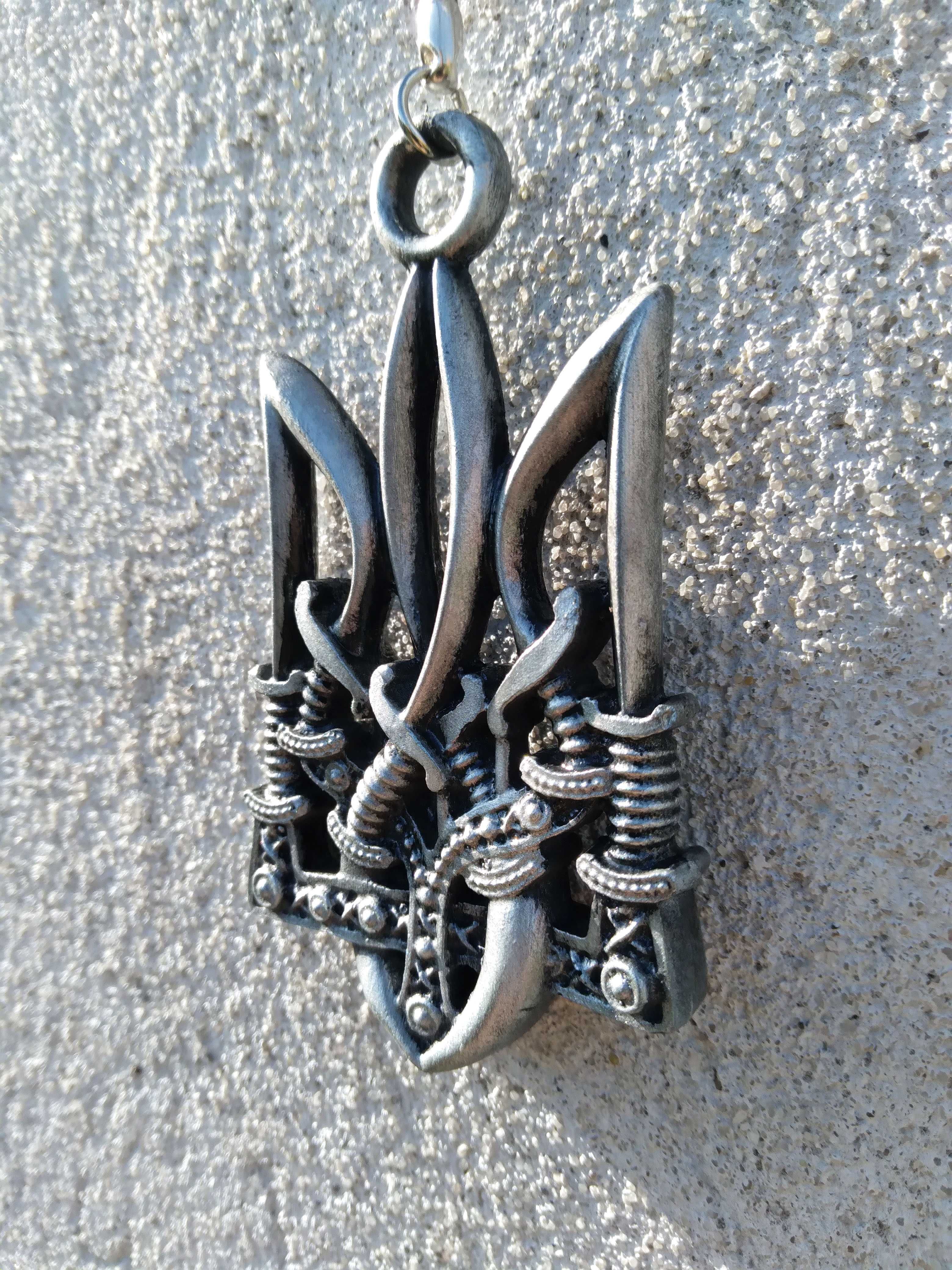 Патріотичний брелок для ключів "Тризуб з мечами" сріблястий