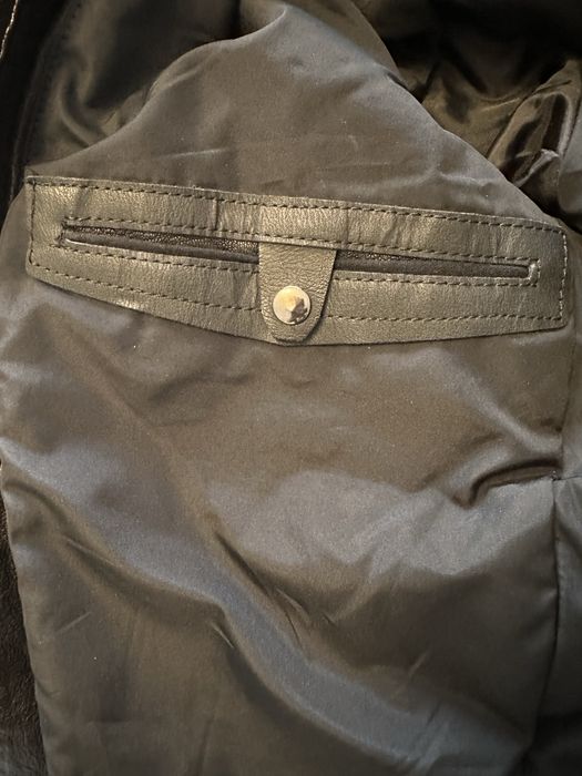 Чоловіча шкіряна куртка чорного кольору.