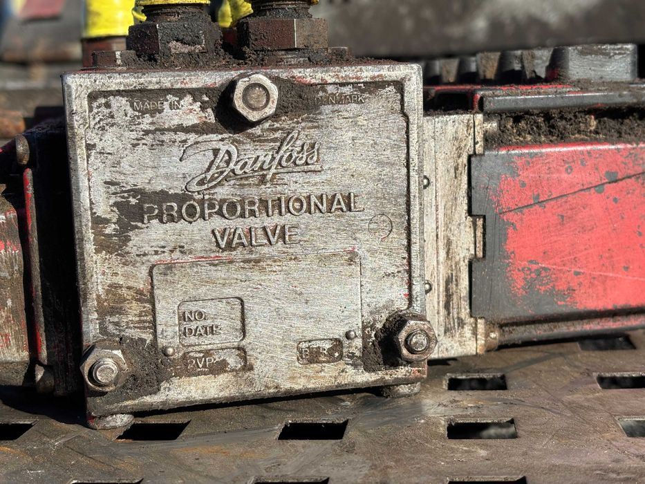 Rozdzielacz hydrauliczny podpór nóg HDS Danfoss 4 sekcyjny cewki