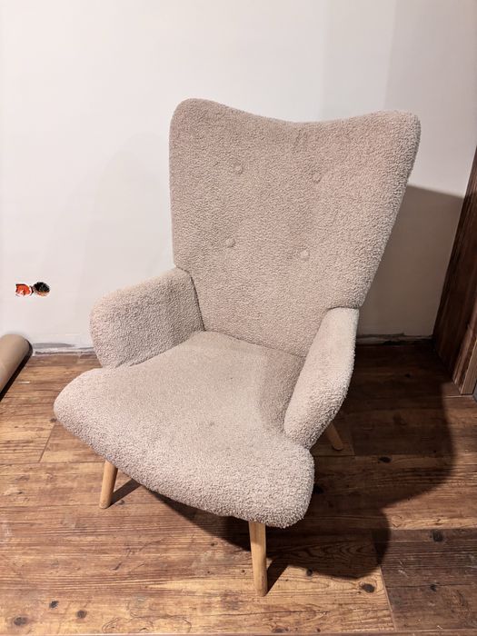 Fotel Boucle w tkaninie Teddy beżowy