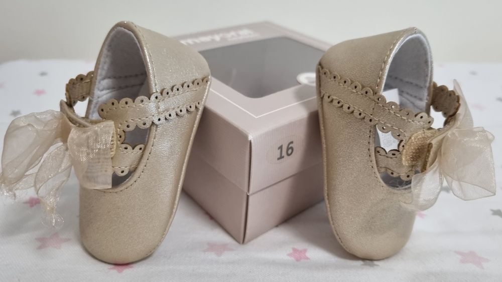 Sapatos bebe dourados