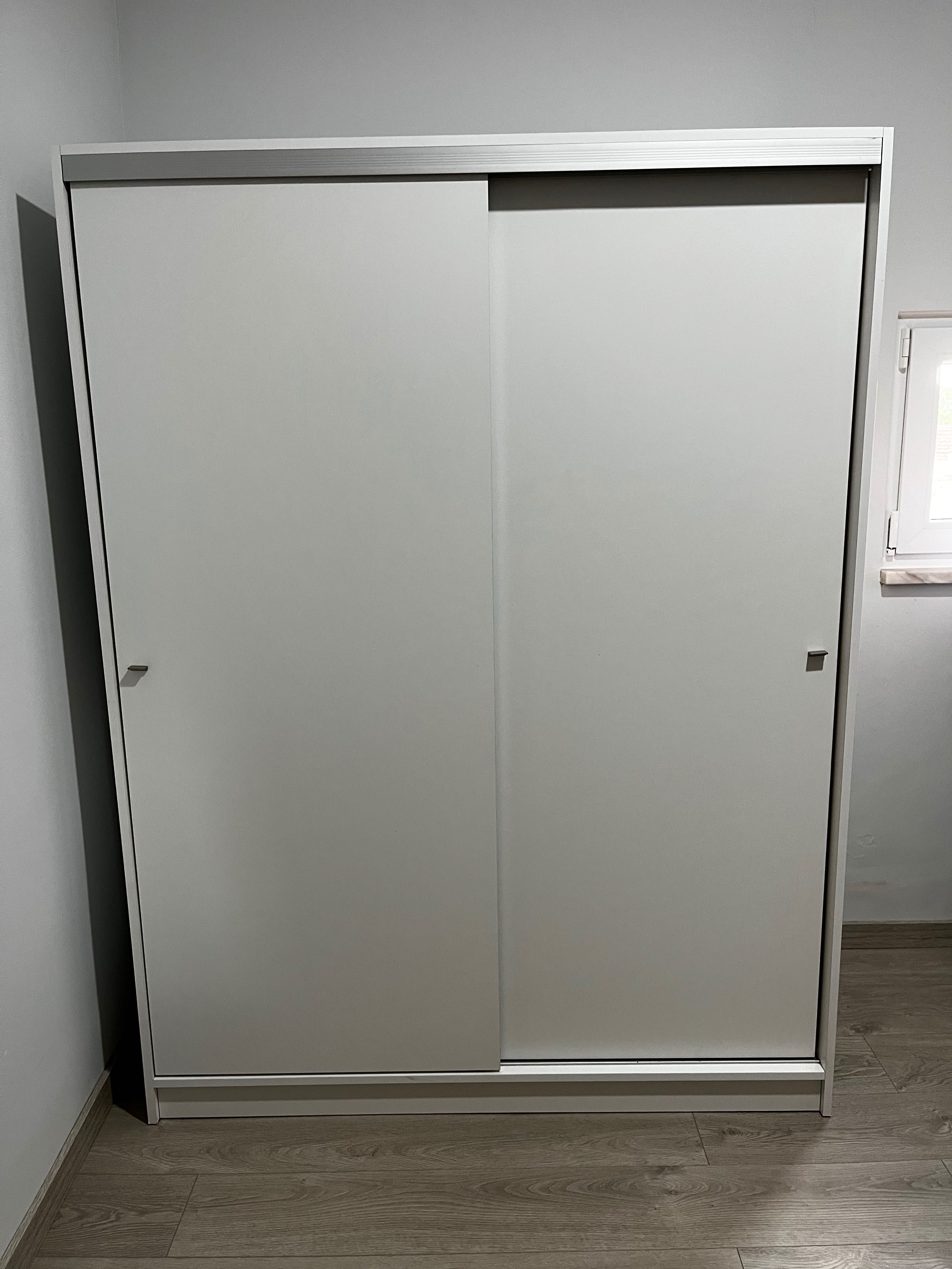 Roupeiro de 2 portas de correr