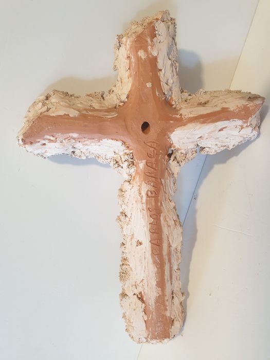 Fantástico crucifixo em cerâmica assinada Carlos Baraça - Barcelos