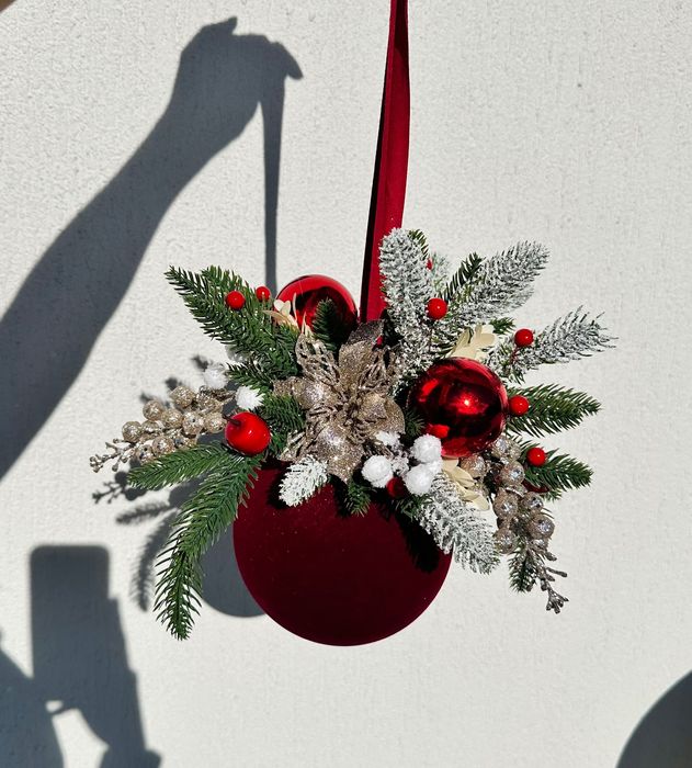 Stroik świąteczny wisząca kula welurowa bordo