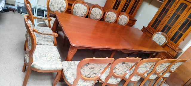 Komplet mebli w stylu Ludwikowskim- stół, krzesła, komoda, witryna