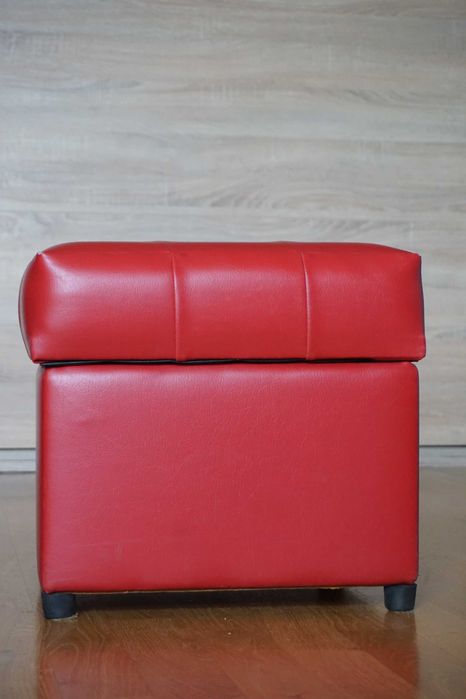 Pufy PRL czerwona skórzana pikowana