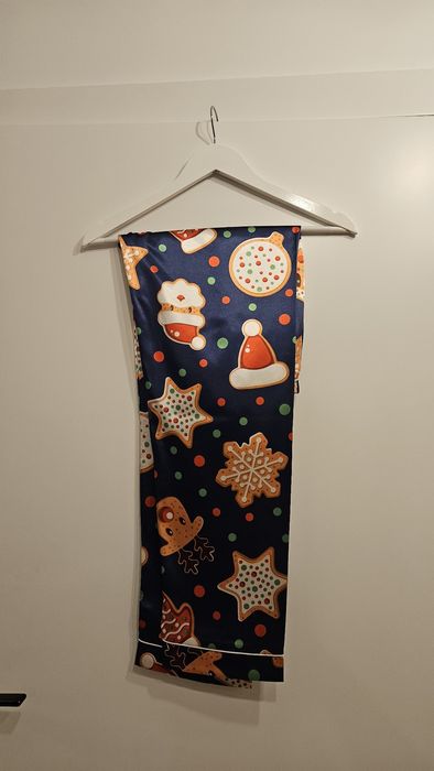 Satynowa piżama świąteczna granatowa mikołaje choinki gwiazdy