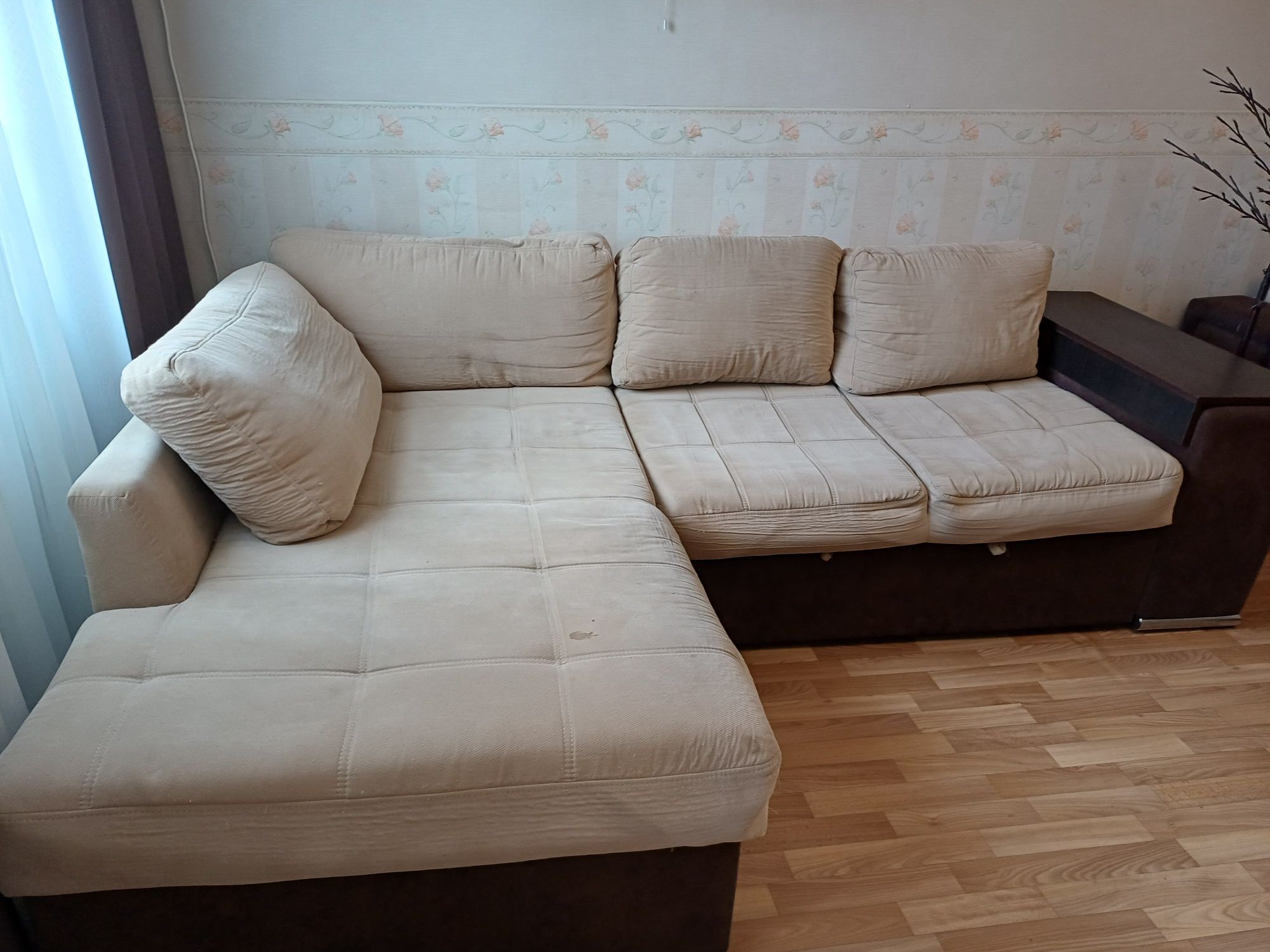 Угловой бежевый диван б/у Котовского