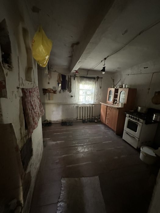 Будинок та  земельна ділянка поруч