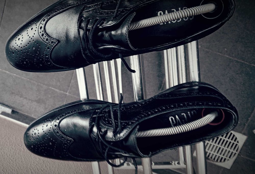Sapatos pretos formais (como novos)