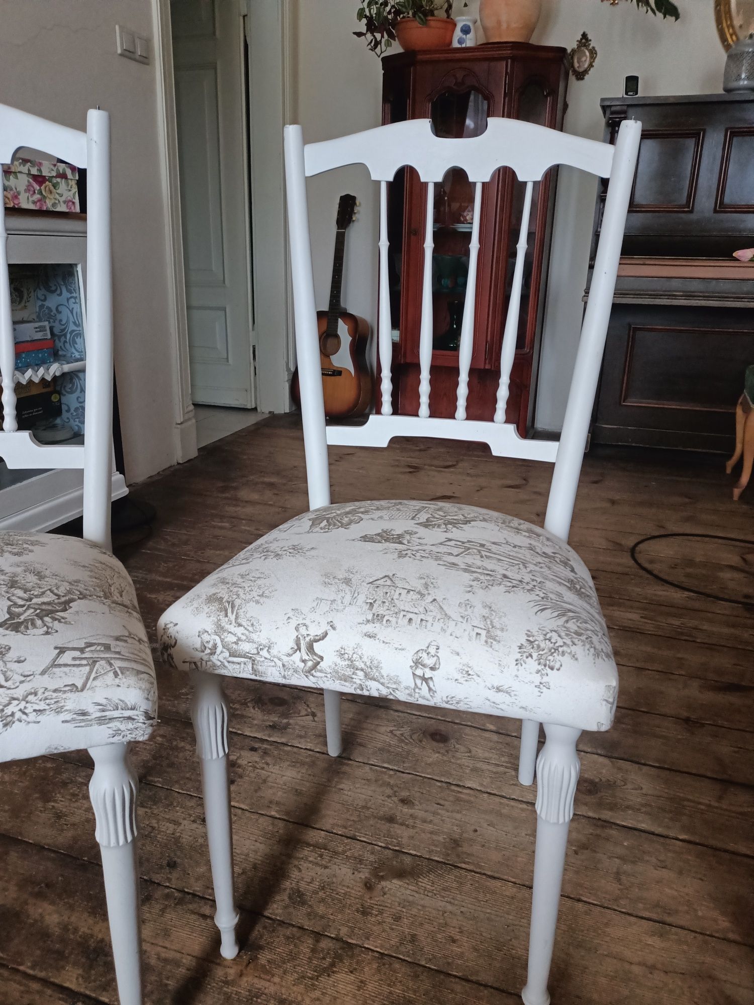 Dwa krzesła po renowacji