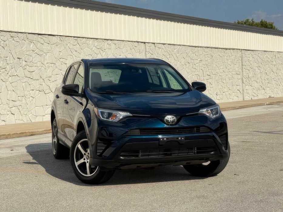 Toyota RAV4 LE      2017