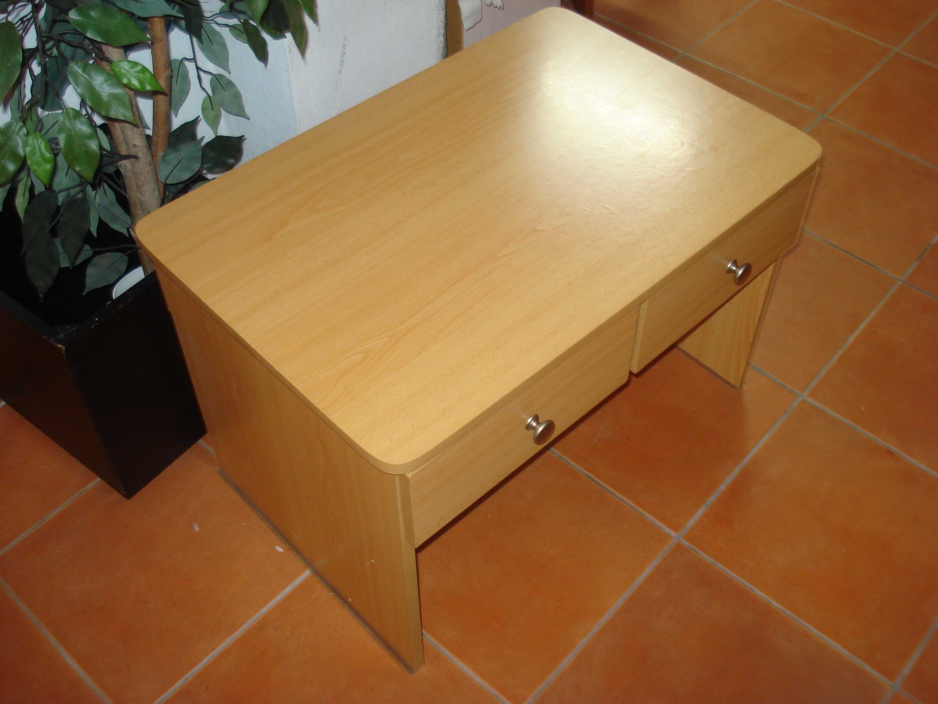 Não temos Mbway.Mesa Ikea para LCD., cor faia, com gavetas. como nova