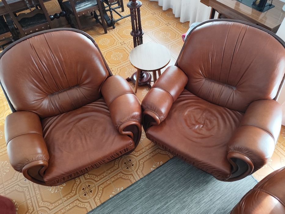 Sofá cama em pele + 2 sofás individuais