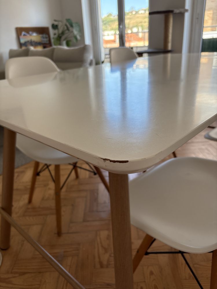 Mesa e 4 cadeiras