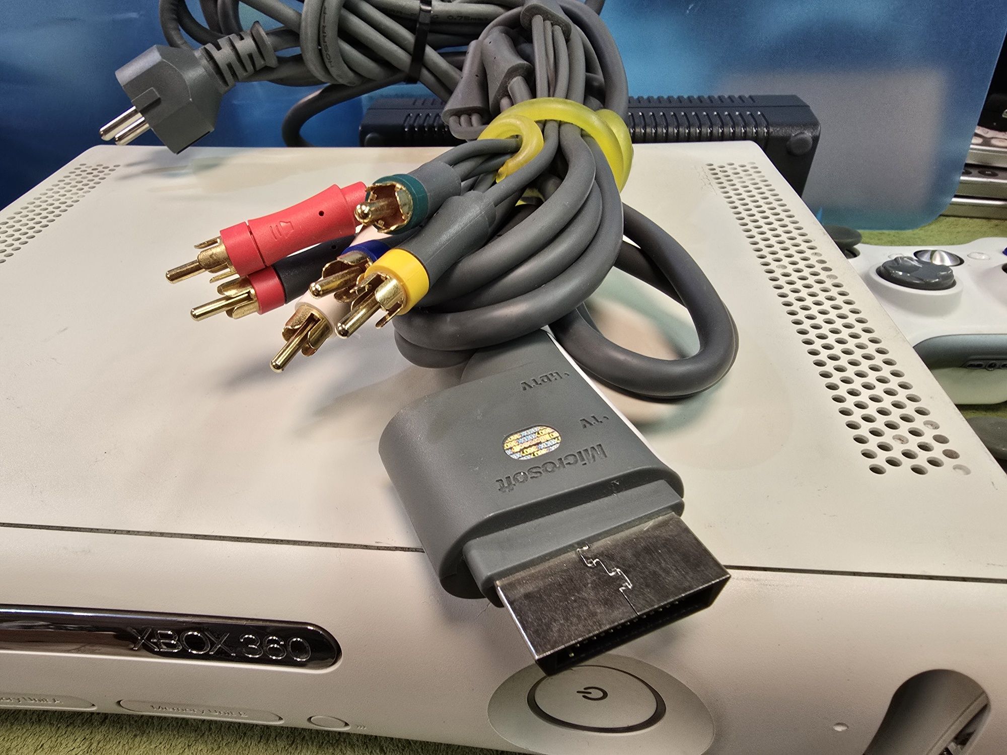 XBOX 360 konsola + 2 pady.