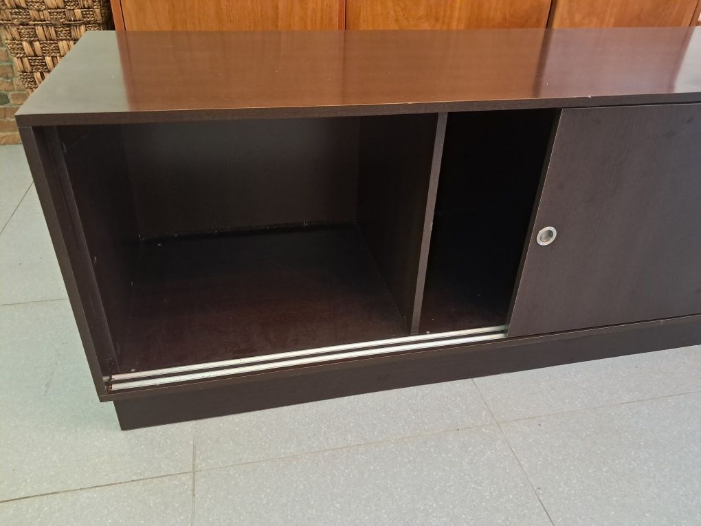 Móvel com 2 portas de correr e com rodas